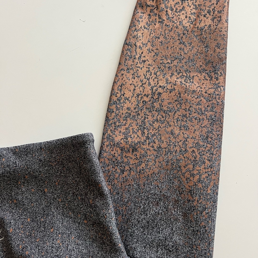 Beyond Yoga Glittering Gray and Rise Gold Leggings Size Small - Picture 6 of 7